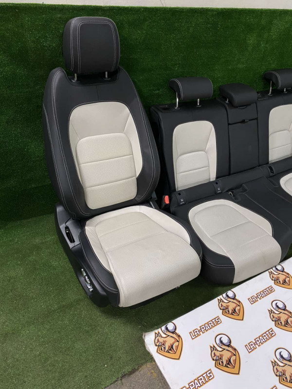 Cалон Jaguar F-Pace